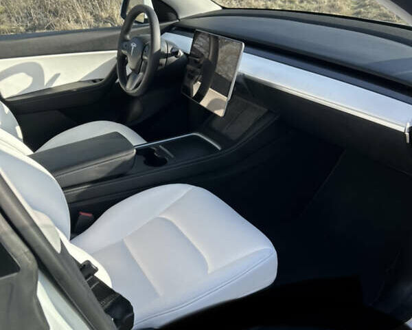 Белый Тесла Model Y, объемом двигателя 0 л и пробегом 20 тыс. км за 28000 $, фото 4 на Automoto.ua