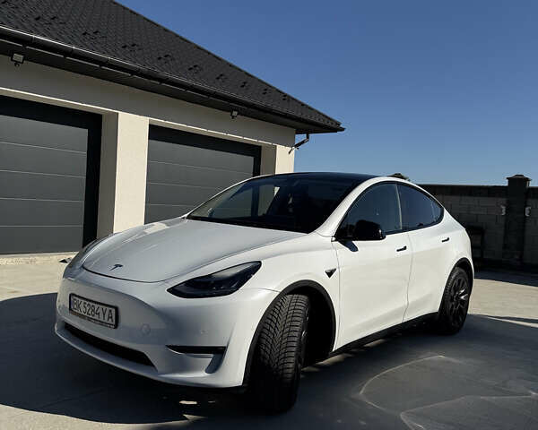 Тесла Model Y 2022 в Ровно на Automoto.ua Белый Тесла Model Y, объемом двигателя 0 л и пробегом 105 тыс. км за 27000 $, фото 1 на Automoto.ua