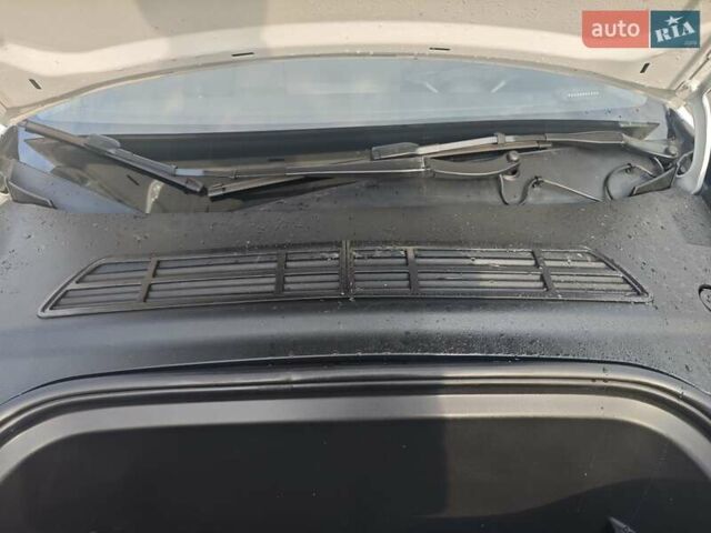 Белый Тесла Model Y, объемом двигателя 0 л и пробегом 38 тыс. км за 28000 $, фото 18 на Automoto.ua