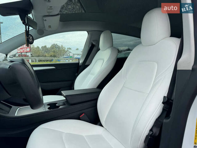 Білий Тесла Model Y, об'ємом двигуна 0 л та пробігом 62 тис. км за 27400 $, фото 38 на Automoto.ua