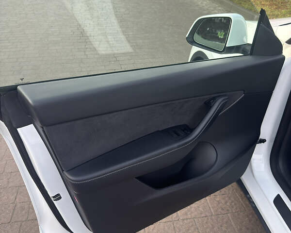 Белый Тесла Model Y, объемом двигателя 0 л и пробегом 86 тыс. км за 24500 $, фото 11 на Automoto.ua