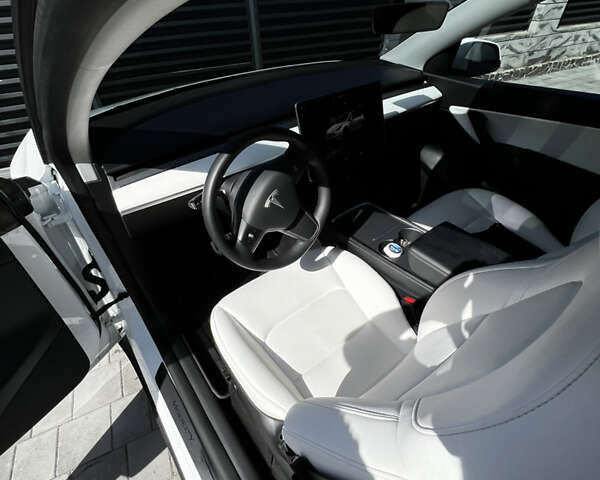 Белый Тесла Model Y, объемом двигателя 0 л и пробегом 59 тыс. км за 26999 $, фото 19 на Automoto.ua