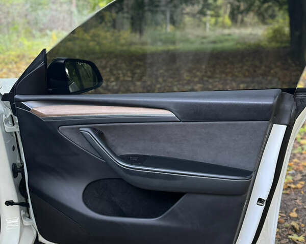 Белый Тесла Model Y, объемом двигателя 0 л и пробегом 30 тыс. км за 36500 $, фото 34 на Automoto.ua