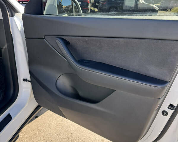 Белый Тесла Model Y, объемом двигателя 0 л и пробегом 187 тыс. км за 22999 $, фото 9 на Automoto.ua
