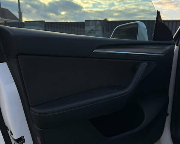 Білий Тесла Model Y, об'ємом двигуна 0 л та пробігом 52 тис. км за 26000 $, фото 7 на Automoto.ua