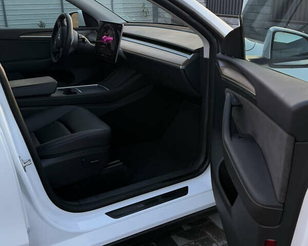 Білий Тесла Model Y, об'ємом двигуна 0 л та пробігом 52 тис. км за 26000 $, фото 12 на Automoto.ua