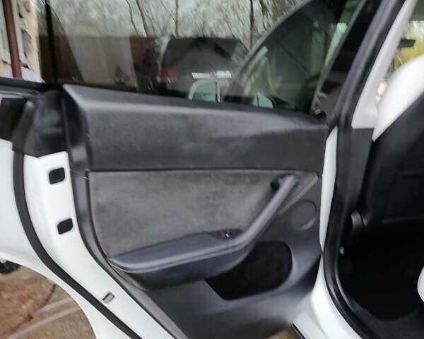 Белый Тесла Model Y, объемом двигателя 0 л и пробегом 52 тыс. км за 29000 $, фото 23 на Automoto.ua