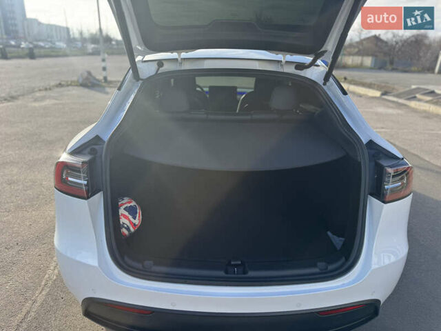 Білий Тесла Model Y, об'ємом двигуна 0 л та пробігом 53 тис. км за 28000 $, фото 17 на Automoto.ua