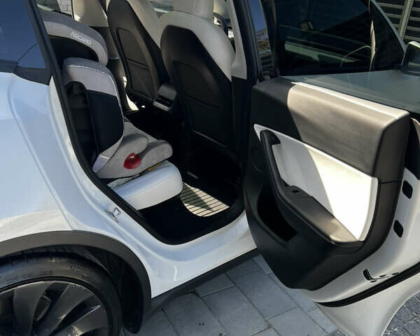 Белый Тесла Model Y, объемом двигателя 0 л и пробегом 59 тыс. км за 26999 $, фото 25 на Automoto.ua