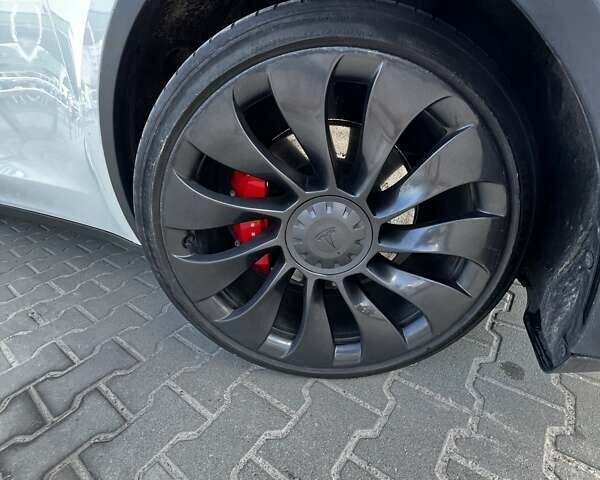 Белый Тесла Model Y, объемом двигателя 0 л и пробегом 59 тыс. км за 26999 $, фото 27 на Automoto.ua