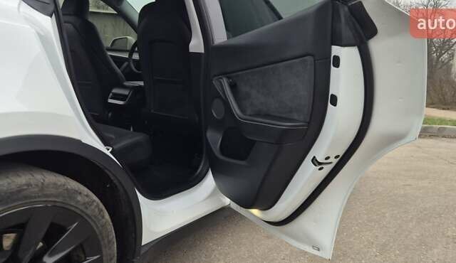 Белый Тесла Model Y, объемом двигателя 0 л и пробегом 27 тыс. км за 29000 $, фото 19 на Automoto.ua