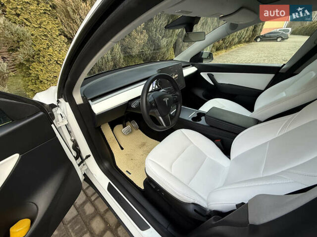 Белый Тесла Model Y, объемом двигателя 0 л и пробегом 129 тыс. км за 27400 $, фото 25 на Automoto.ua