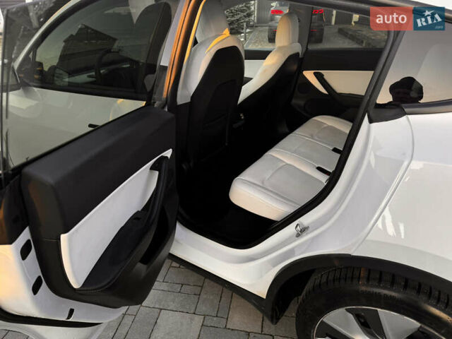 Белый Тесла Model Y, объемом двигателя 0 л и пробегом 51 тыс. км за 28500 $, фото 11 на Automoto.ua