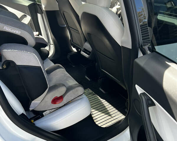 Белый Тесла Model Y, объемом двигателя 0 л и пробегом 59 тыс. км за 26999 $, фото 23 на Automoto.ua