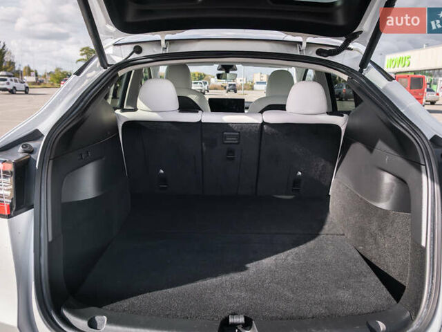 Белый Тесла Model Y, объемом двигателя 0 л и пробегом 51 тыс. км за 29500 $, фото 16 на Automoto.ua