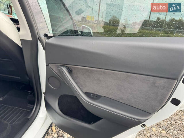 Білий Тесла Model Y, об'ємом двигуна 0 л та пробігом 62 тис. км за 27400 $, фото 28 на Automoto.ua
