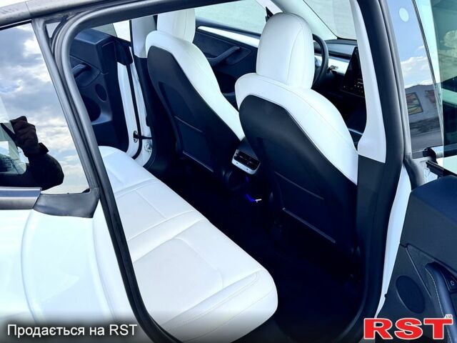 Білий Тесла Model Y, об'ємом двигуна 0.39 л та пробігом 64 тис. км за 28500 $, фото 4 на Automoto.ua