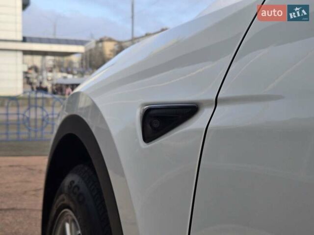 Белый Тесла Model Y, объемом двигателя 0 л и пробегом 70 тыс. км за 31500 $, фото 27 на Automoto.ua