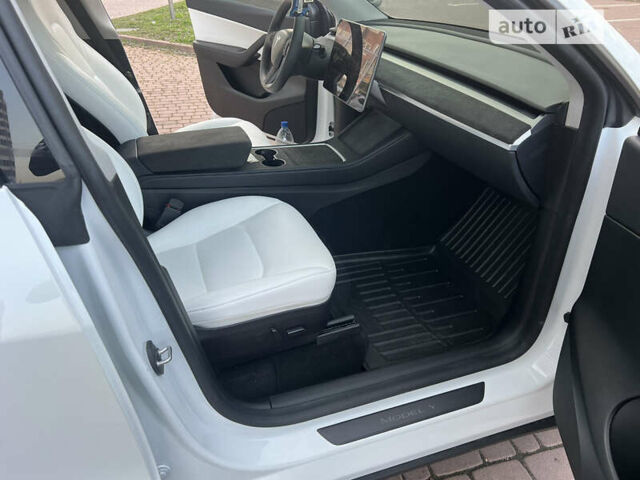 Белый Тесла Model Y, объемом двигателя 0 л и пробегом 21 тыс. км за 34999 $, фото 33 на Automoto.ua