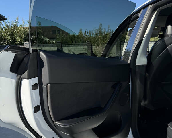 Тесла Model Y 2022 в Ровно на Automoto.ua Белый Тесла Model Y, объемом двигателя 0 л и пробегом 105 тыс. км за 27000 $, фото 16 на Automoto.ua