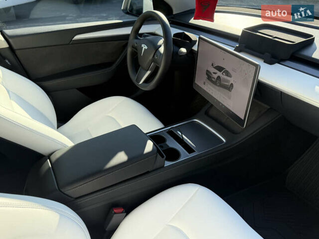 Білий Тесла Model Y, об'ємом двигуна 0 л та пробігом 45 тис. км за 27500 $, фото 3 на Automoto.ua