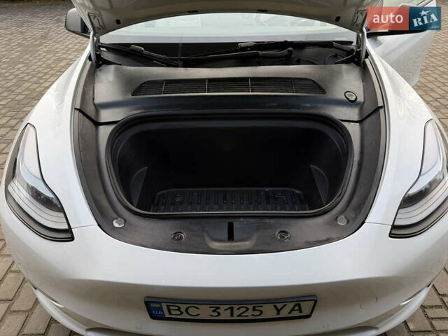 Белый Тесла Model Y, объемом двигателя 0 л и пробегом 129 тыс. км за 27400 $, фото 31 на Automoto.ua