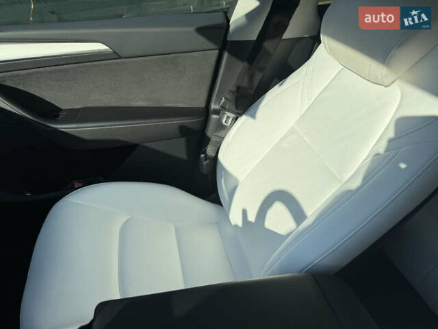 Білий Тесла Model Y, об'ємом двигуна 0 л та пробігом 45 тис. км за 27500 $, фото 7 на Automoto.ua