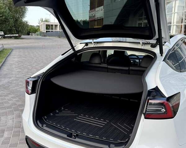 Белый Тесла Model Y, объемом двигателя 0 л и пробегом 23 тыс. км за 33777 $, фото 16 на Automoto.ua