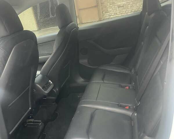 Білий Тесла Model Y, об'ємом двигуна 0 л та пробігом 130 тис. км за 25800 $, фото 4 на Automoto.ua