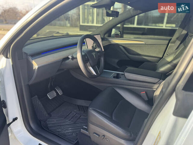 Білий Тесла Model Y, об'ємом двигуна 0 л та пробігом 53 тис. км за 28000 $, фото 11 на Automoto.ua