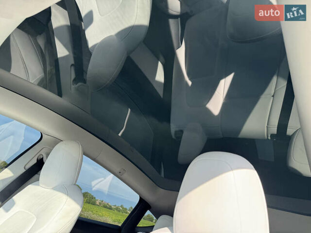 Белый Тесла Model Y, объемом двигателя 0 л и пробегом 51 тыс. км за 31000 $, фото 40 на Automoto.ua