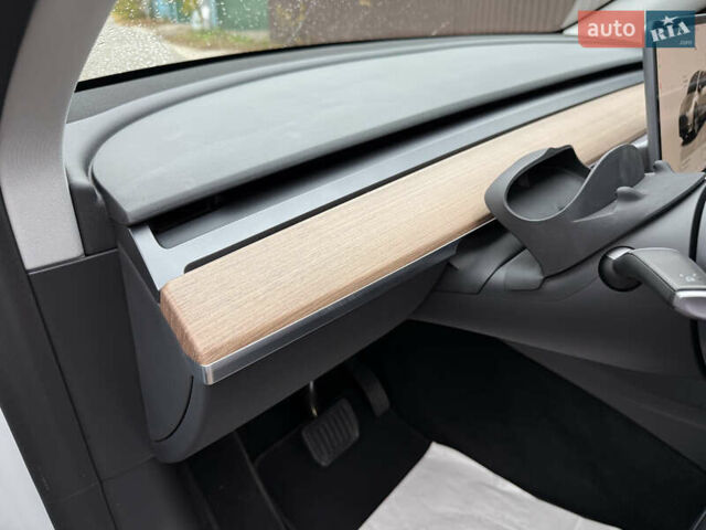 Белый Тесла Model Y, объемом двигателя 0 л и пробегом 53 тыс. км за 36700 $, фото 20 на Automoto.ua