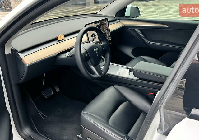 Белый Тесла Model Y, объемом двигателя 0 л и пробегом 90 тыс. км за 34999 $, фото 13 на Automoto.ua