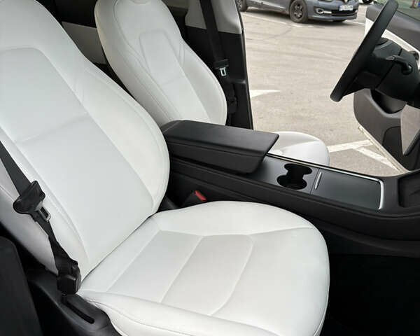 Білий Тесла Model Y, об'ємом двигуна 0 л та пробігом 65 тис. км за 29500 $, фото 16 на Automoto.ua