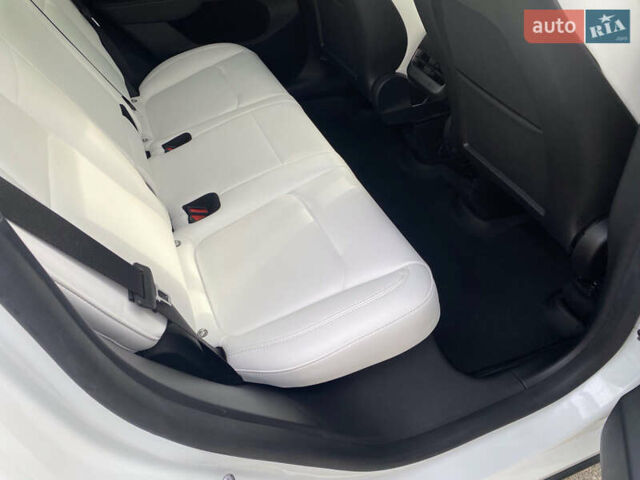 Белый Тесла Model Y, объемом двигателя 0 л и пробегом 12 тыс. км за 39700 $, фото 24 на Automoto.ua