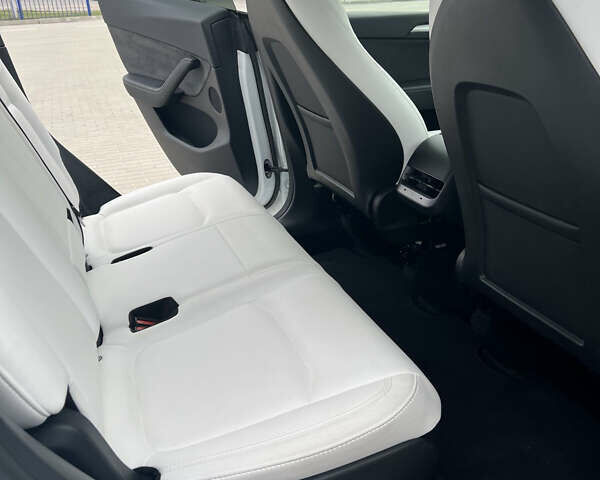 Білий Тесла Model Y, об'ємом двигуна 0 л та пробігом 15 тис. км за 27999 $, фото 19 на Automoto.ua