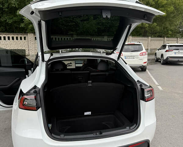 Білий Тесла Model Y, об'ємом двигуна 0 л та пробігом 82 тис. км за 25499 $, фото 19 на Automoto.ua