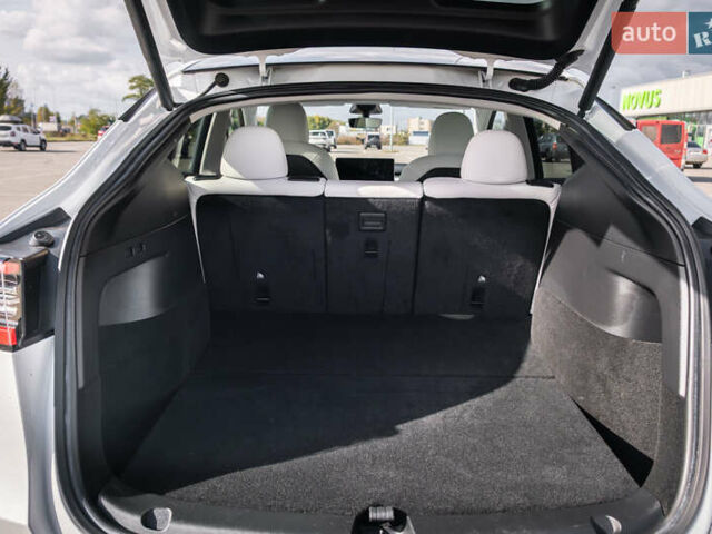 Белый Тесла Model Y, объемом двигателя 0 л и пробегом 50 тыс. км за 30000 $, фото 19 на Automoto.ua