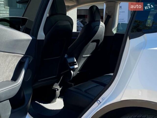 Тесла Model Y 2022 у Києві на Automoto.ua Білий Тесла Model Y, об'ємом двигуна 0 л та пробігом 59 тис. км за 31999 $, фото 14 на Automoto.ua