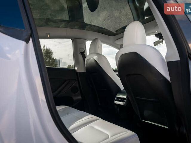 Белый Тесла Model Y, объемом двигателя 0 л и пробегом 50 тыс. км за 30000 $, фото 18 на Automoto.ua