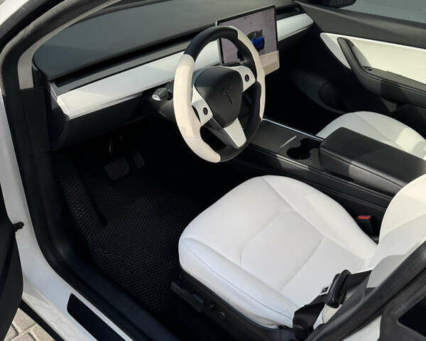 Белый Тесла Model Y, объемом двигателя 0 л и пробегом 95 тыс. км за 25500 $, фото 3 на Automoto.ua