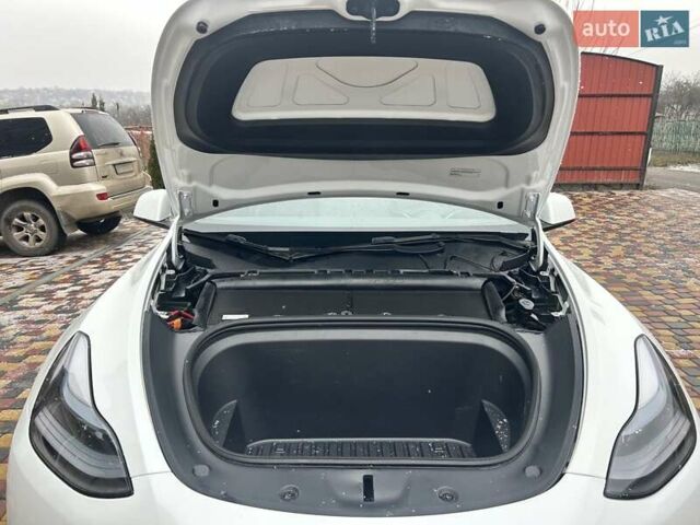 Белый Тесла Model Y, объемом двигателя 0 л и пробегом 94 тыс. км за 29999 $, фото 27 на Automoto.ua