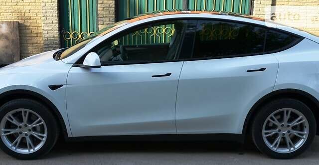 Белый Тесла Model Y, объемом двигателя 0 л и пробегом 7 тыс. км за 37500 $, фото 2 на Automoto.ua