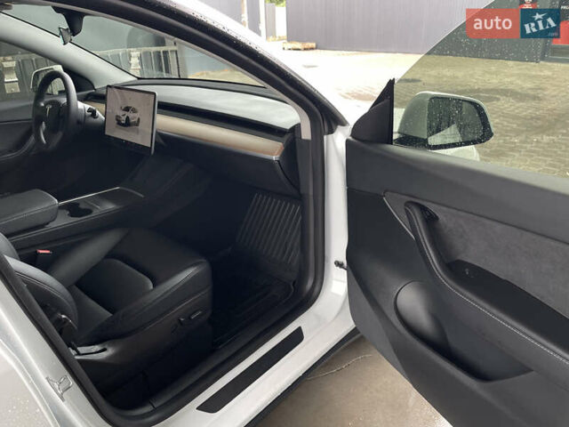 Белый Тесла Model Y, объемом двигателя 0 л и пробегом 48 тыс. км за 32000 $, фото 9 на Automoto.ua