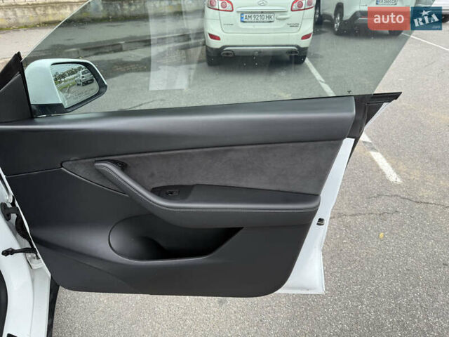 Білий Тесла Model Y, об'ємом двигуна 0 л та пробігом 82 тис. км за 25499 $, фото 17 на Automoto.ua