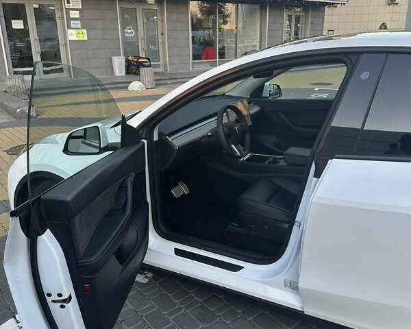 Белый Тесла Model Y, объемом двигателя 0 л и пробегом 80 тыс. км за 31500 $, фото 19 на Automoto.ua