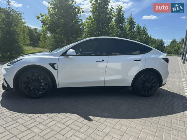 Белый Тесла Model Y, объемом двигателя 0 л и пробегом 62 тыс. км за 39500 $, фото 5 на Automoto.ua