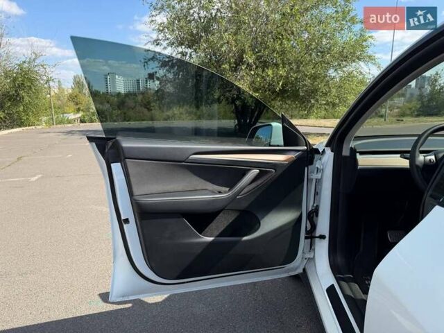 Білий Тесла Model Y, об'ємом двигуна 0 л та пробігом 56 тис. км за 26000 $, фото 30 на Automoto.ua