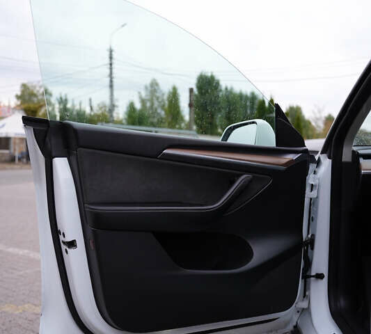 Білий Тесла Model Y, об'ємом двигуна 0 л та пробігом 53 тис. км за 27500 $, фото 8 на Automoto.ua