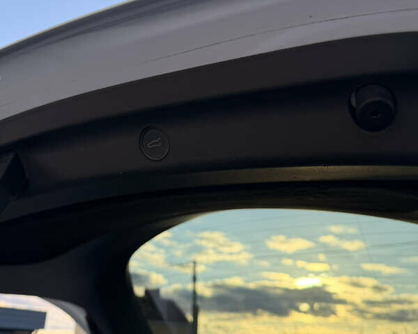 Білий Тесла Model Y, об'ємом двигуна 0 л та пробігом 52 тис. км за 26000 $, фото 16 на Automoto.ua